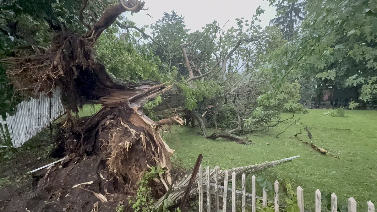 SevereWeatherPA's tweet image. Found some significant wind damage at 2984 Seisholtzville Rd just south of Seisholtzville, PA in Eastern Berks County. @NWS_MountHolly @epawawx @mikestanislaw #pawx