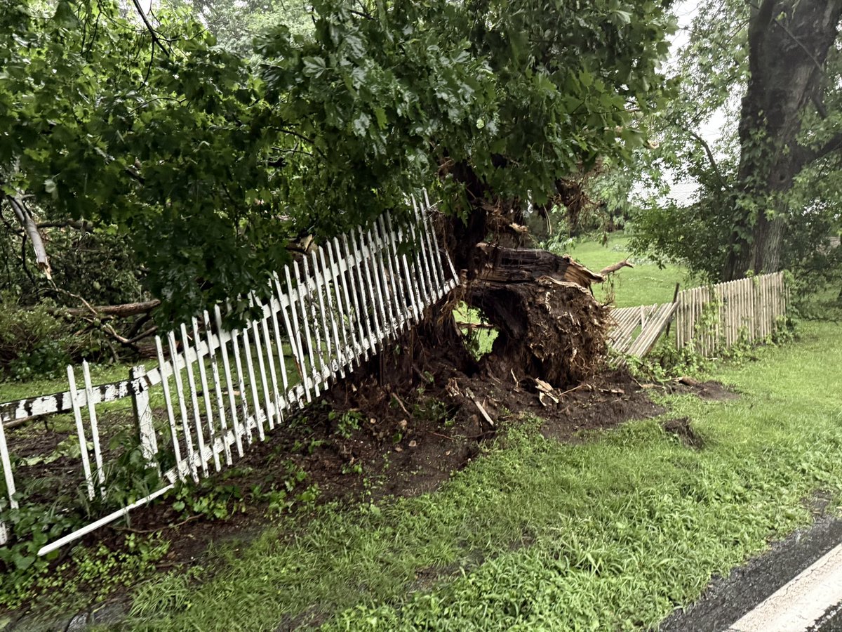 SevereWeatherPA's tweet image. Found some significant wind damage at 2984 Seisholtzville Rd just south of Seisholtzville, PA in Eastern Berks County. @NWS_MountHolly @epawawx @mikestanislaw #pawx