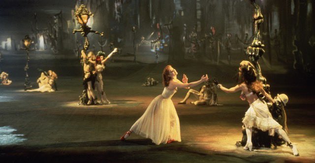 Desconozco qué me gusta más, si la imagen de Powell o el guion de Pressburger. En cualquier caso, ambos figuran en sendas categorías y la pasión hacia The Archers es obligada. No importa la película, son siempre sublimes. #LasZapatillasRojas #TheRedShoes