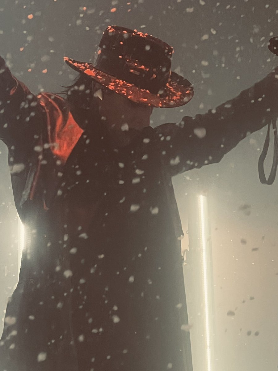 spookycroissant's tweet photo. “…a world that threw me away today” @marilynmanson
#ComaWhite https://t.co/9nAItrsgeM