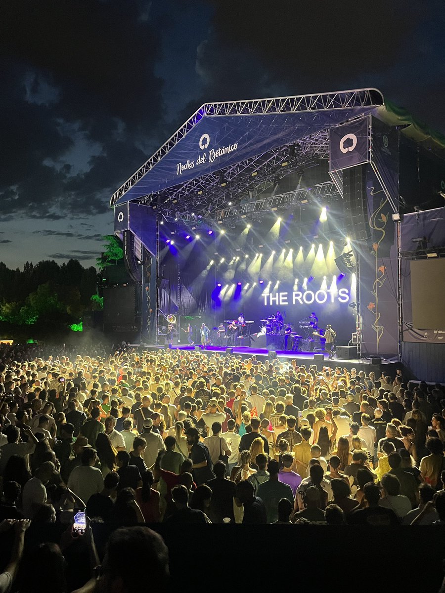 He visto muchos (pero muchos) conciertos en mi vida. El de hoy de <a href="/theroots/">The Roots</a> en <a href="/nochesbotanico/">Noches del Botánico</a> está, sin duda, en el top 3. 

No hay palabras ante tanto groove.