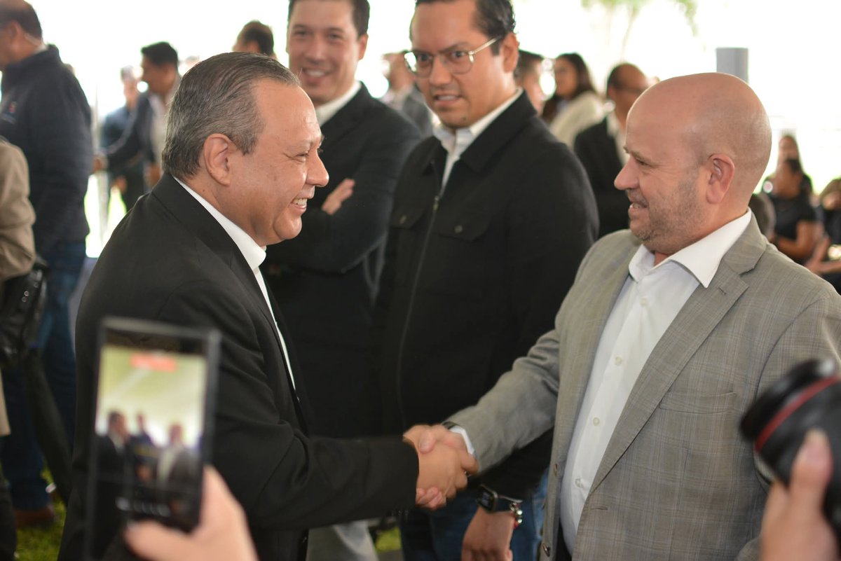 La justicia también se fortalece con herramientas.

Hoy acompañé a la Fiscalía General de Querétaro en la entrega de equipamiento para su Policía de Investigación del Delito. Un paso más en el fortalecimiento de las instituciones de seguridad y justicia.