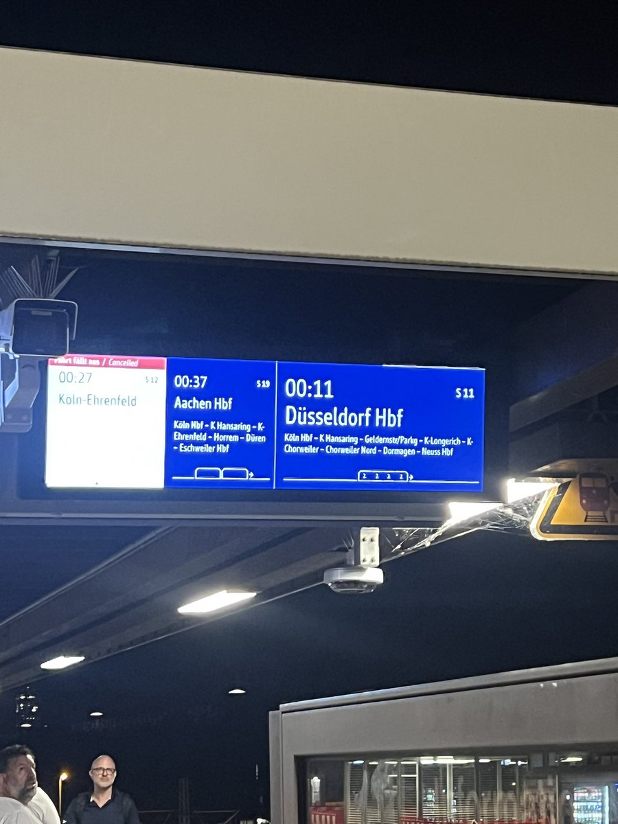 Smart36cgn's tweet photo. @DB_Bahn gerade Köln Deutz.. sowohl eure App als auch die Anzeige sagen die Bahn würde noch kommen. Aber Lüge oder? Hier stehen Menschen und wollen mit der letzten Bahn nach Hause und verlassen sich auf ihre Informationen. Haben sie keine Verantwortung? https://t.co/N4LoOeCG3m