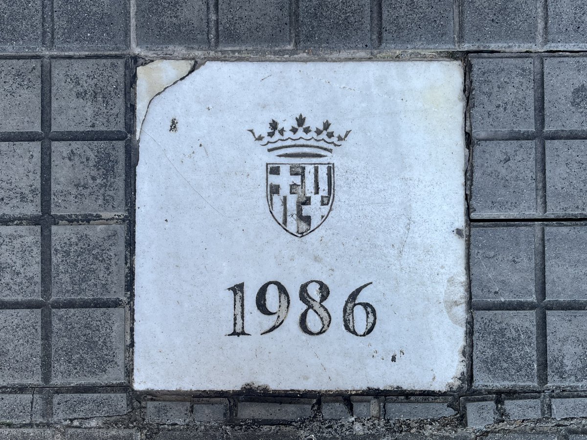 Les escales per salvar forts pendents són tan necessàries a la #Teixonera que fins i tot als anys 80  deixaven constància de quan les inauguraven... encara que no fossin mecàniques! (Escales de Can Besora)