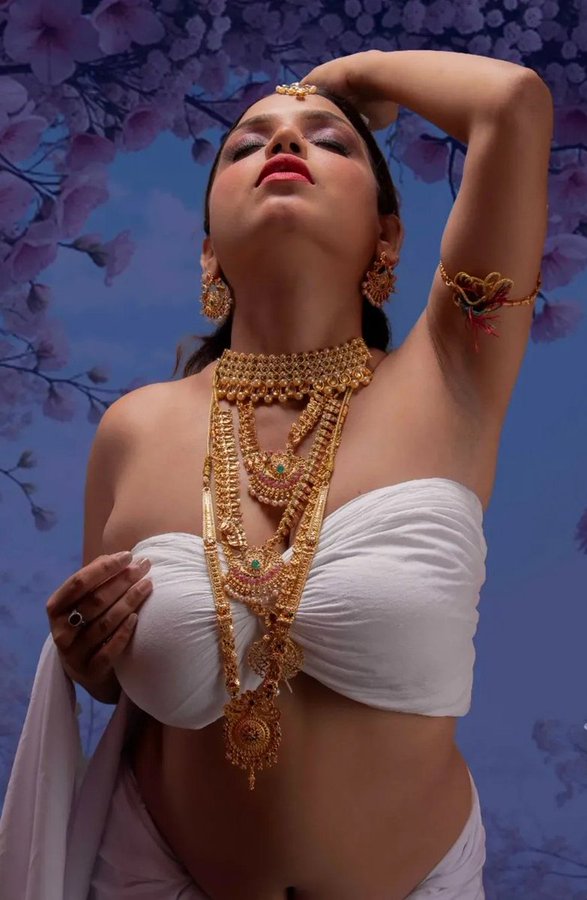 GuziHaAWAAA0xpj?format=jpg&name=900x900