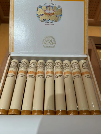 LiyaMaria1986's tweet photo. H. Upmann Corona 🇨🇺 A hand-rolled Cuban classic with a smooth Cameroon wrapper &amp; creamy cedar-coffee notes. Mild to medium body, elegant ring gauge 40 × 117mm. Rich, refined &amp; unforgettable. ☕️🥃 #Cigars #FL #CA #TX #USA #CubanCigar #Wristwatch #LuxuryLife https://t.co/Zr02MPofFm