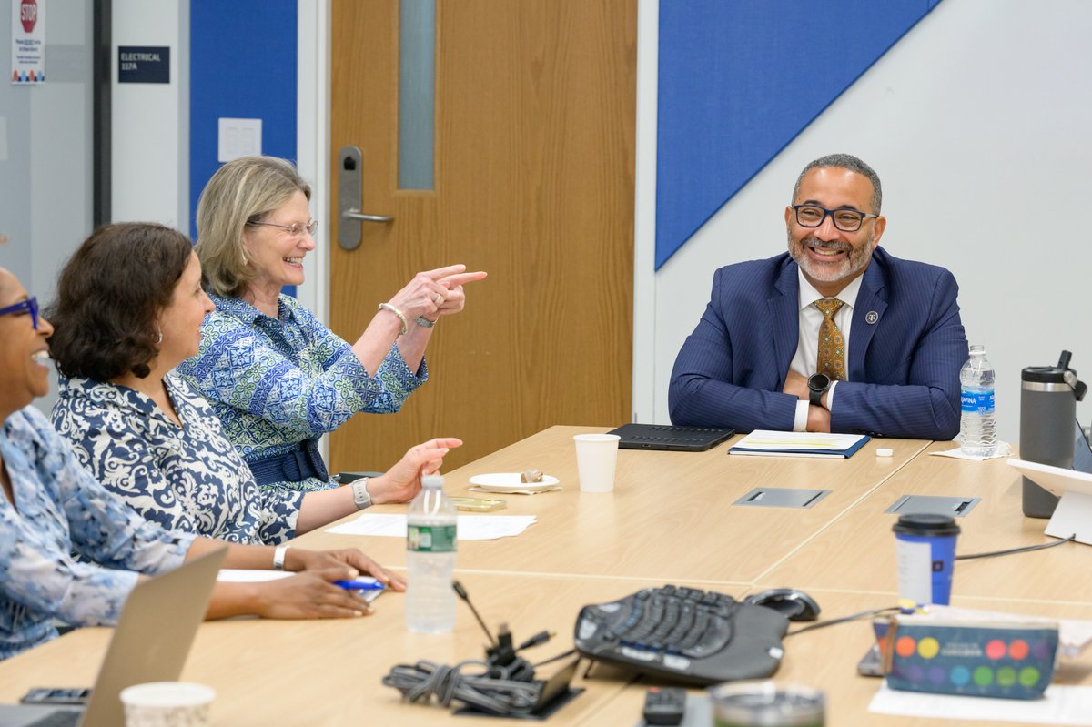 TrinityCollege's tweet image. President Lugo spent his first day meeting and connecting with community members across campus. A warm welcome and an energizing start! #TrinProud 💙💛