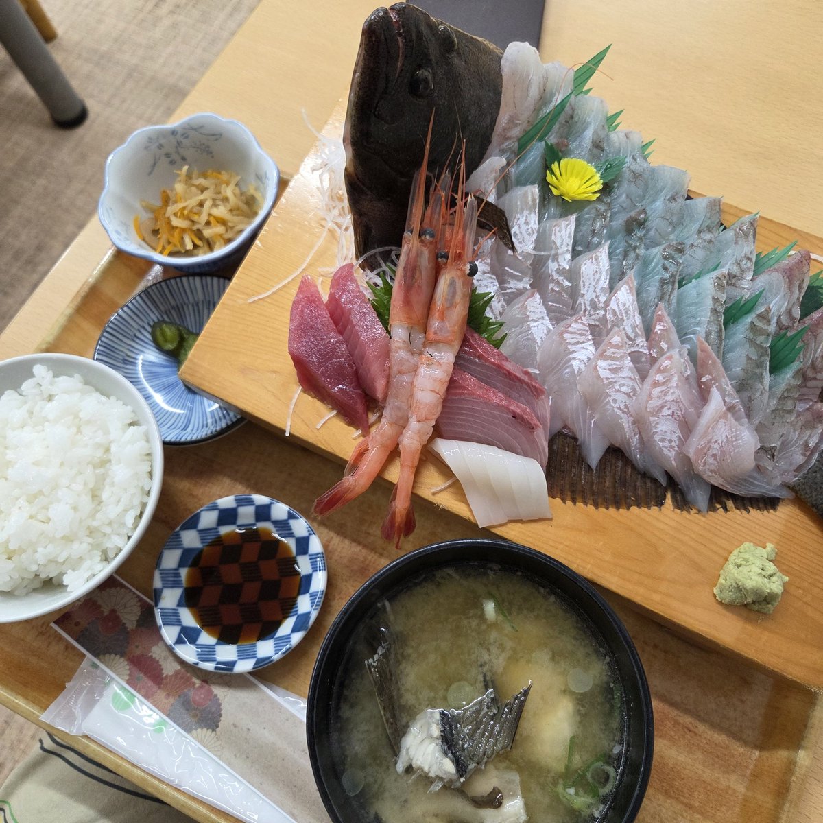 doctoryop55's tweet photo. 昨日は秋田の男鹿半島で限定2食の刺身定食ゲット
ヒラメ1びまるごとお造り&amp;あら汁 https://t.co/8ZUJrnYSmi