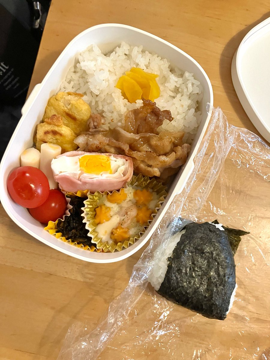 monkey_seven's tweet image. お弁当当番🍱
高1の息子、文化祭の準備でここ2週間ほど電車が1本早くなってる🚃
必然的に、お弁当作りの時間も早くなり…。

この日のメインはハンバーグ！
ちょっと塩コショウが効きすぎたかも😅
（6/25と本日分）

#お弁当記録 
#お弁当