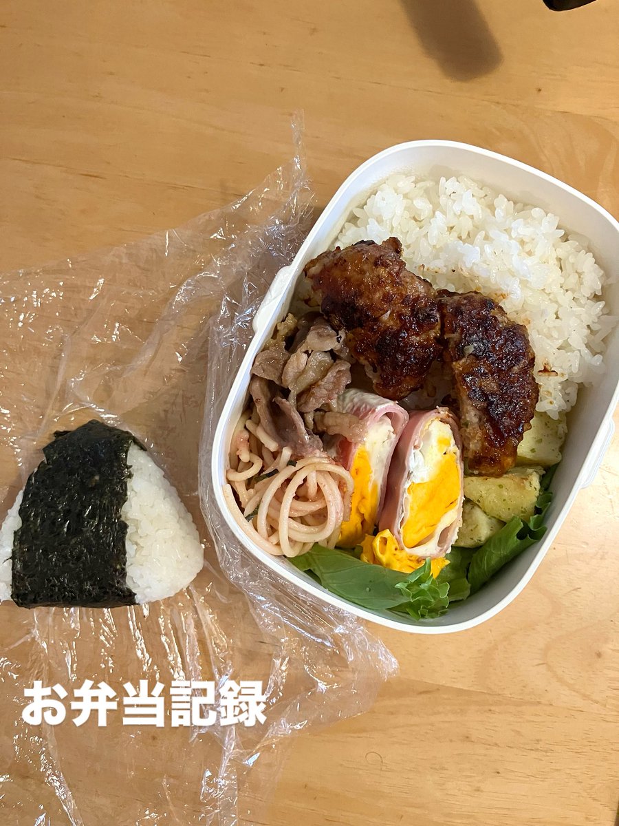 monkey_seven's tweet image. お弁当当番🍱
高1の息子、文化祭の準備でここ2週間ほど電車が1本早くなってる🚃
必然的に、お弁当作りの時間も早くなり…。

この日のメインはハンバーグ！
ちょっと塩コショウが効きすぎたかも😅
（6/25と本日分）

#お弁当記録 
#お弁当