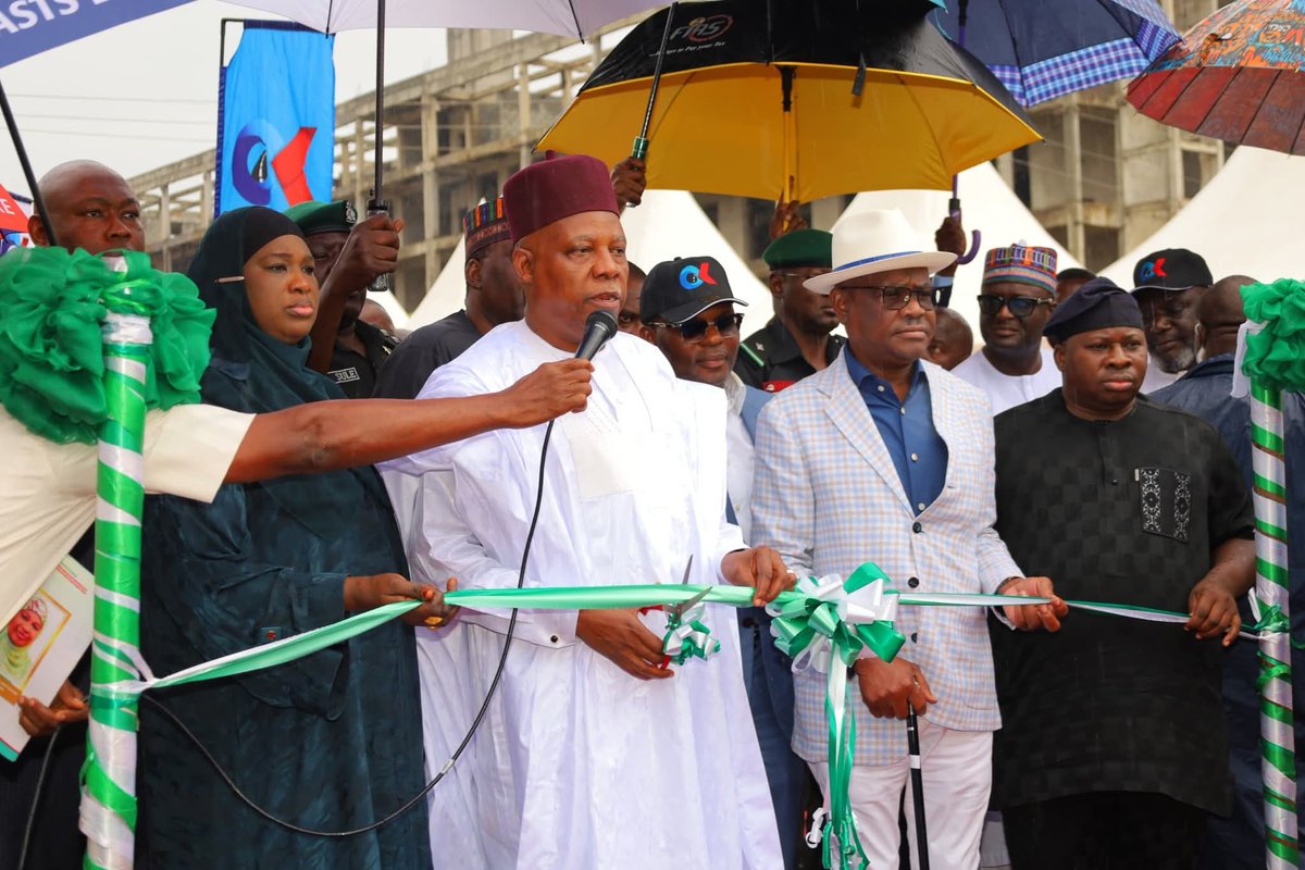 GovWike's tweet image. Commissioning of Collector Road CN8 (Asuquo Okon Street) from Arterial Road N5 (Obafemi Awolowo Way) to Arterial Road N1 and other connecting Roads in Dakibiyu today.

Thank you Mr President. 
Thank you Mr Vice President.