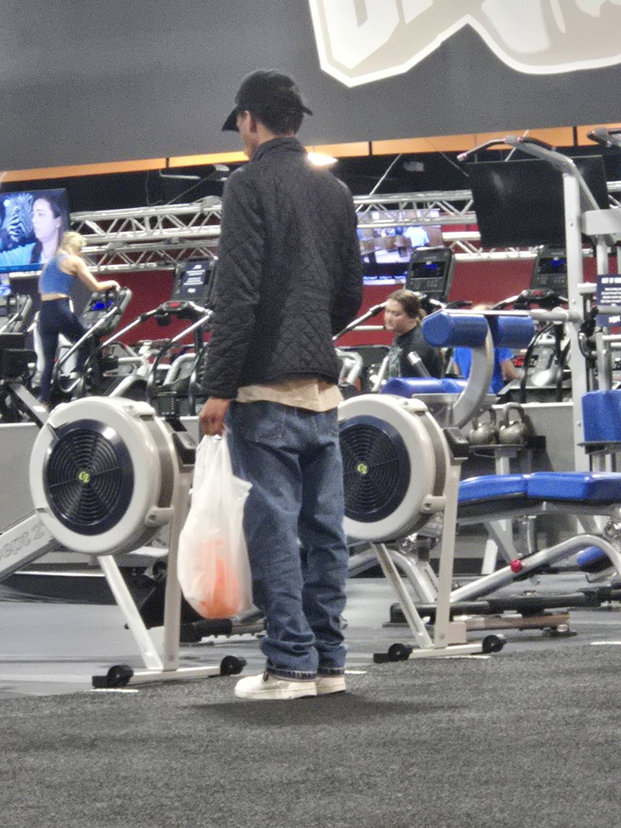 LiamPatCogan's tweet photo. Swear to god buddy was just curling his 2 liter of orange soda for sets of 10. This is peak athleticism.
#SorryHaters
@shawnbjohnson try this beast mode movement with @RealAlexJones next session. https://t.co/mm4ZezFBeJ