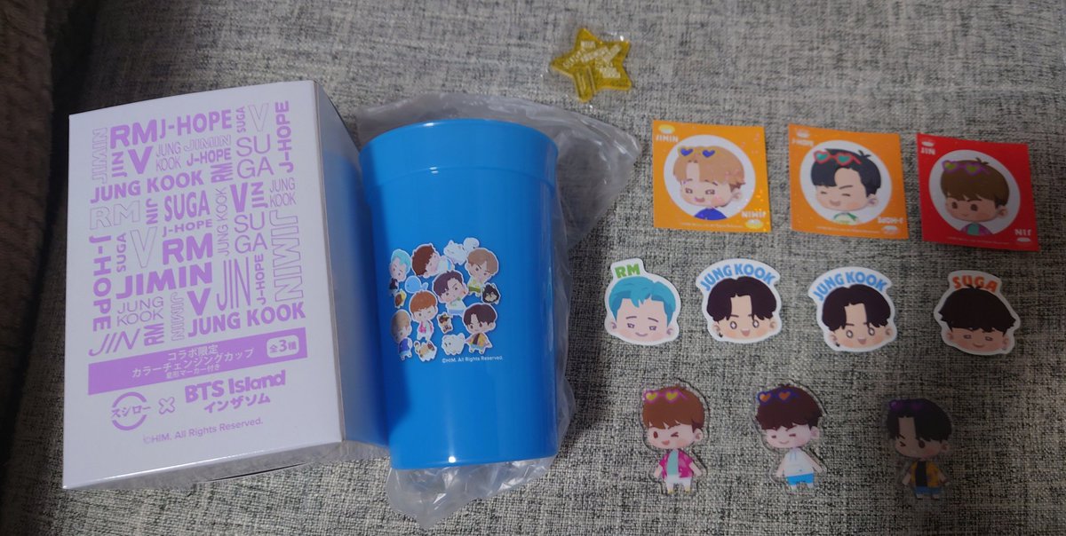 昨日の戦利品！
久しぶりすぎるアミ活ちょー楽しかった！
狙ってた紫のカップ来なかったし、ジミンちゃん全然来なかったけど最後の最後でステッカー出来てくれたの嬉しい♡
ゆるーくですが、お寿司の方につくステッカー、アクスタをジミンちゃんに変えてくれる方いませんか？ 
  #BTS交換