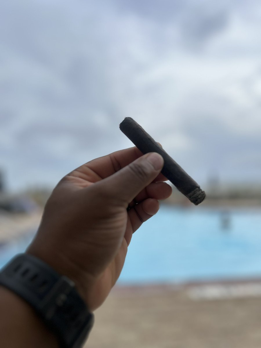 CoachCoreyD's tweet image. The weather has been unpredictable needless to say!
But I’ve got a smoke for every occasion! The Papas Fritas is a constant MUST! 🍂🔥💨
