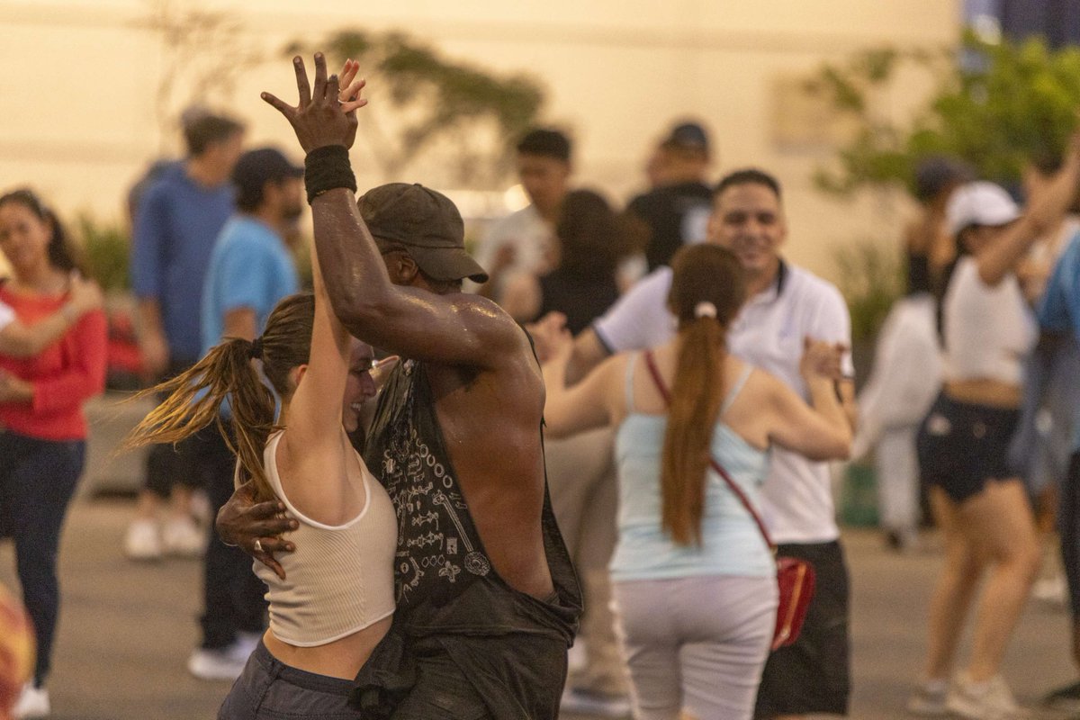 HudsonRiverPark's tweet image. Get ready to move this summer with Hudson River Park! NYC’s hottest summer dance parties, Dance is Life with Abdiel and Natasha Diggs. Or step into summer at Sunset Salsa on Pier 76 with Talia Castro-Pozo and her dynamic crew. Feel the rhythm and dance through every sunset.
