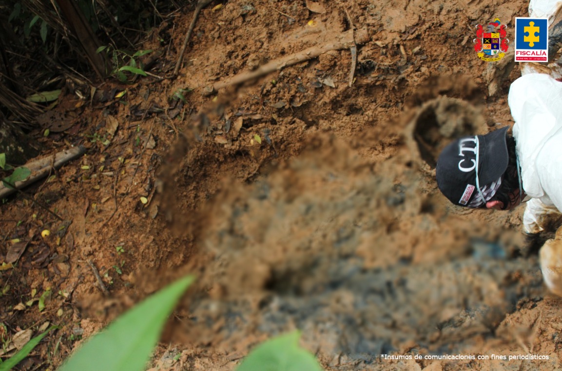 SuVersionY's tweet image. Ocho líderes sociales y religiosos fueron hallados en una fosa común en Calamar, Guaviare. Habrían sido asesinados por disidencias de las FARC tras ser citados por sospechas de colaborar con el ELN. @FiscaliaCol y @COL_EJERCITO recuperaron los cuerpos.