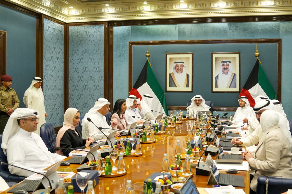 مجلس الوزراء يؤبّن المغفور له بإذن الله تعالى وزير الإعلام الأسبق د.بدر جاسم اليعقوب
 
- أشاد بمناقبه والأعمال والجهود التي بذلها خلال توليه منصبه