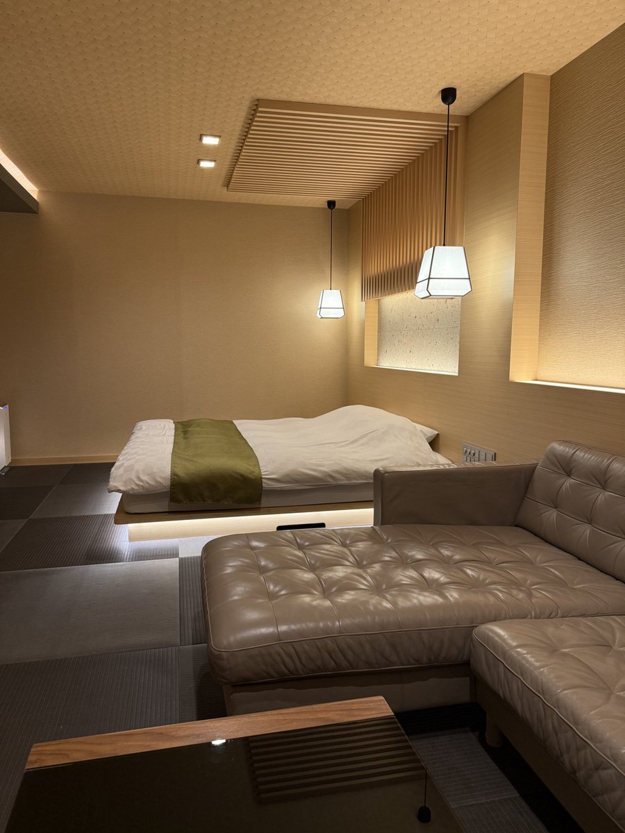 おはよごすー。弘前市のコンビニ店員、みこさんです。最近セックスばかりしてます。本日は朝4時から朝活でラブホ。早朝のはめっこはいいもんです。弘前でもエクストリーム朝ハメが流行ってるみたいで、結構、早朝にホテルに入る人を見かけます。出勤前の気合入れですね。わいはー🇰🇵 #弘前市