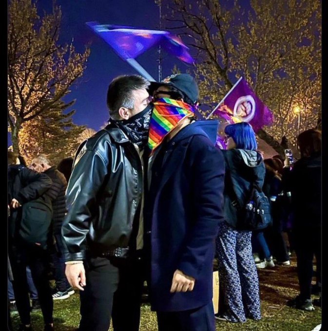 Saraçhane'de dudak dudağa öpüşen bu oğlanların eylemini destekleyen saadetli ve yeniden refahlılara sormak lazım, siz ne ayaksınız lan !
Bunlardan bize ne demeyin!!! Çünkü Liderleriniz Ekrem İmamoğlu'nun tutuklanmasına itiraz ediyor bu oğlanlarda Ekrem'in tutuklanmasına itiraz