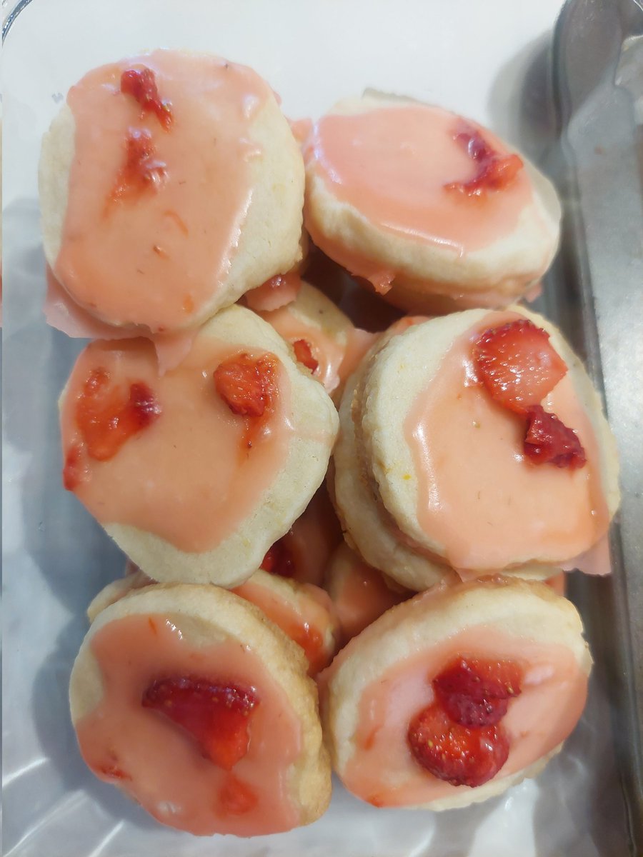 Sie ➡️ AA Shop MTL May 17-18!! (@sieminglyy) on Twitter photo Happy canada day I made...... Lemon thyme shortbread with field strawberry glaze 🍋 🍓 Happy canada day I made...... Lemon thyme shortbread with field strawberry glaze 🍋 🍓