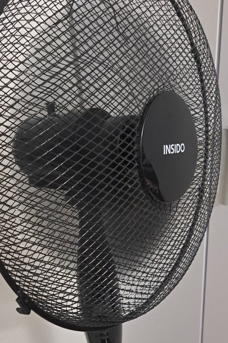 Was passiert, wenn die Temperatur in Deutschland 35 Grad übersteigt? Ohne Klimaanlage leben alle mit einem Ventilator Seite an Seite.
😅🎏♨️🌬🔥