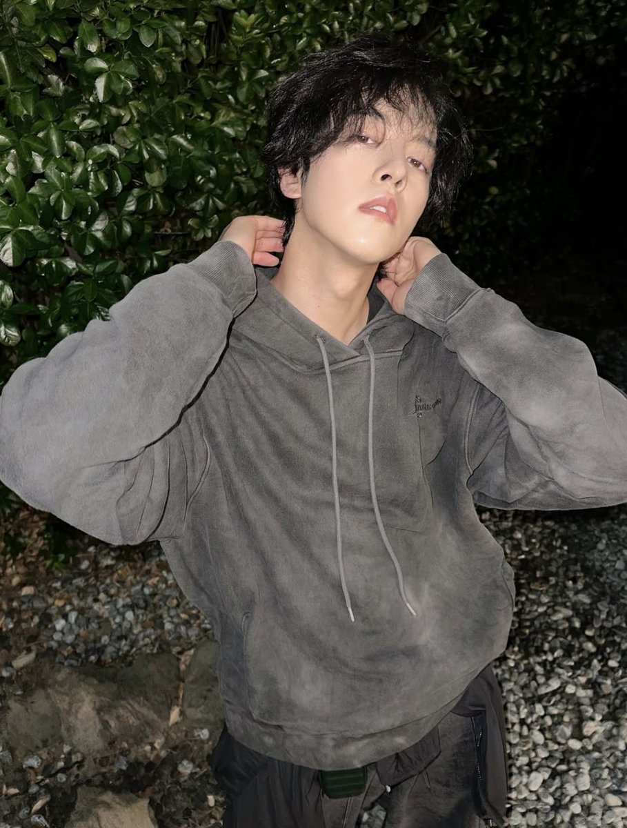 RAVNLOOP's tweet photo. these pics 🤩
#RAVN #레이븐 #영조 #김영조 #レイブン #ヨンジョ #金英助 #ROSES https://t.co/Pb4LHLpeLm
