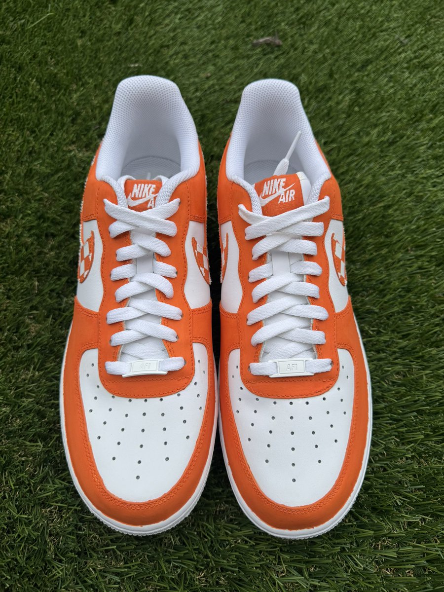 RaisingCustoms's tweet image. 😍😍tell me these aren’t tough!!😍😍 I love myself a good orange and white sneaker design!! #vfl #basevols #gbo #angeluspaint