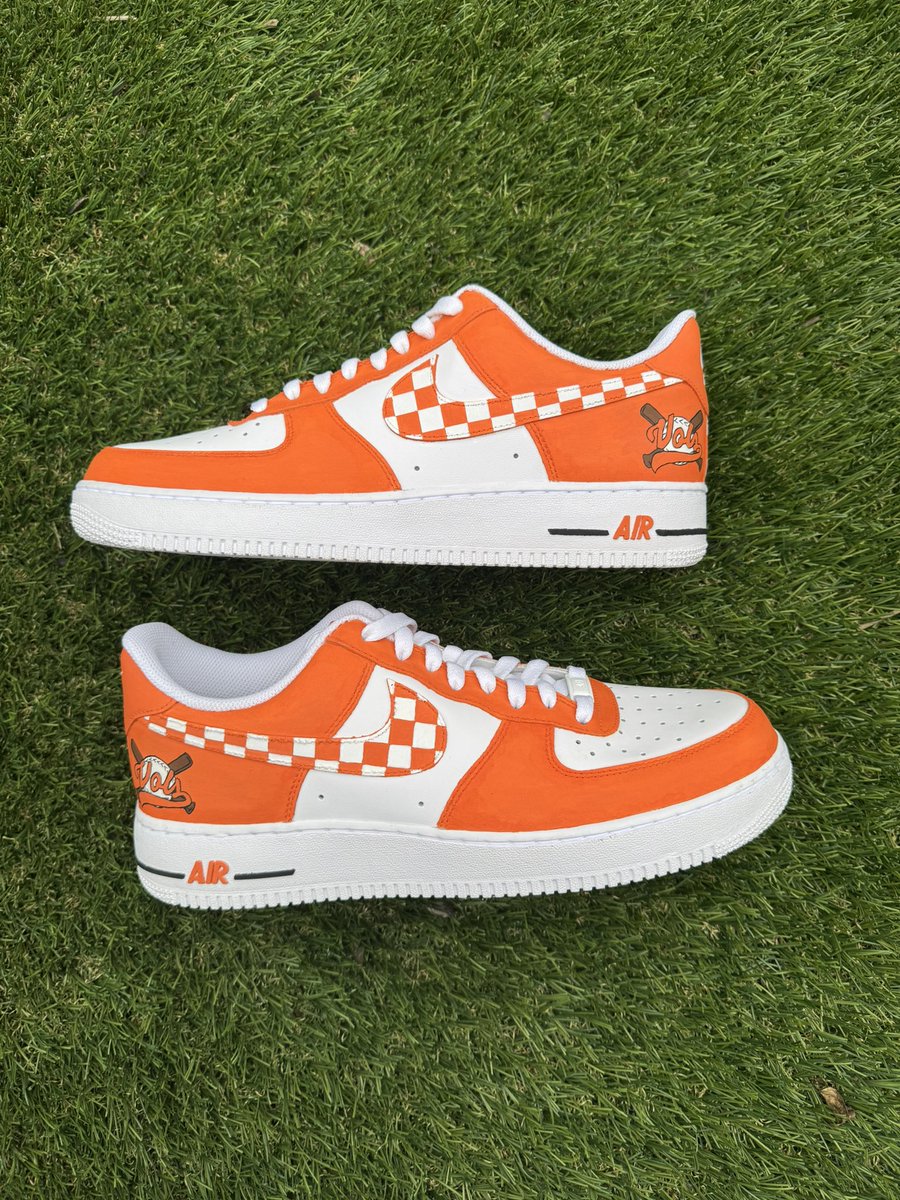 RaisingCustoms's tweet image. 😍😍tell me these aren’t tough!!😍😍 I love myself a good orange and white sneaker design!! #vfl #basevols #gbo #angeluspaint