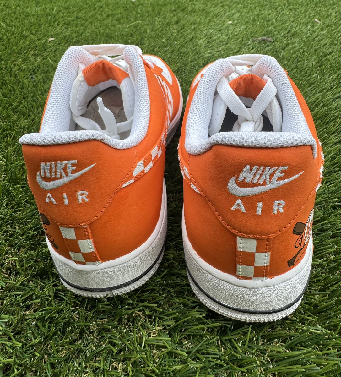 RaisingCustoms's tweet image. 😍😍tell me these aren’t tough!!😍😍 I love myself a good orange and white sneaker design!! #vfl #basevols #gbo #angeluspaint