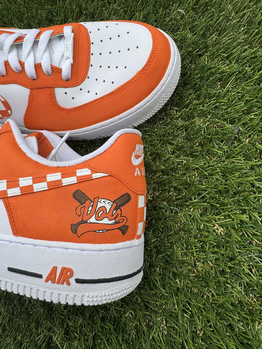 RaisingCustoms's tweet image. 😍😍tell me these aren’t tough!!😍😍 I love myself a good orange and white sneaker design!! #vfl #basevols #gbo #angeluspaint