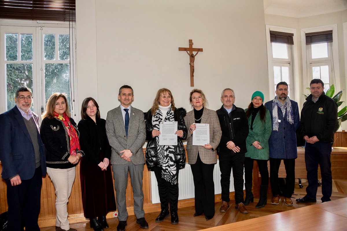 Rectora_UCT's tweet image. Sellamos una alianza estratégica @UC_Temuco con la Municipalidad de Pitrufquén que da paso a una colaboración integral, orientada al desarrollo académico, técnico y cultural en beneficio del territorio, además de favorecer el proceso formativo de nuestros estudiantes. #SomosUCT