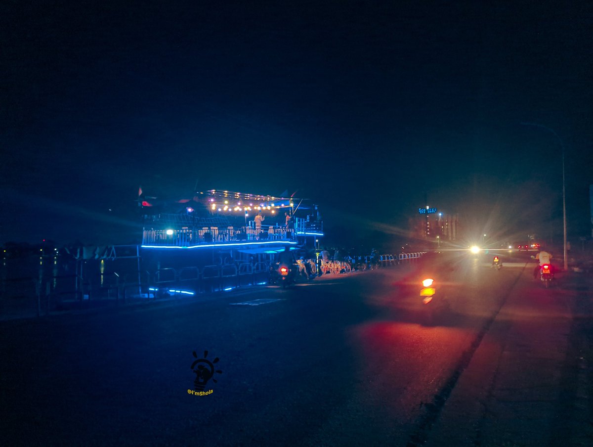 ImShola's tweet photo. Tout à l’heure, je suis passé par le barrage de Tanghin et j’ai découvert un restaurant flottant…🤳����✨ #Ouaga #Tanghin #FasoPics #Découverte #DiscoverBF #PhoneShoot https://t.co/5zkuxeZnTm