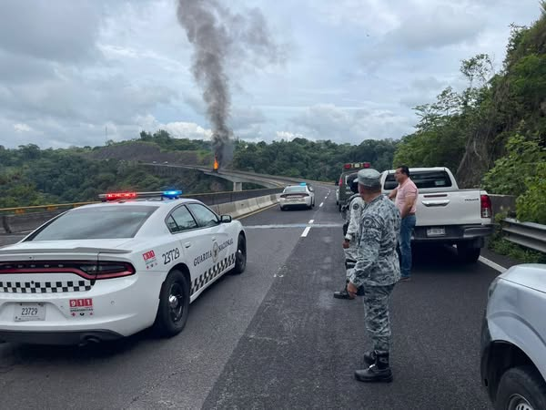armadas_mexico's tweet photo. Personal #GuardiaNacional atiende Choque de un tractocamión acoplado a un semirremolque tipo tanque que transportaba 45 mil litros de combustible el cual resulto incendiado en la Carretera libramiento #Xalapa. https://t.co/wjHcK3ja1y