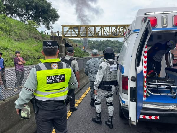 armadas_mexico's tweet photo. Personal #GuardiaNacional atiende Choque de un tractocamión acoplado a un semirremolque tipo tanque que transportaba 45 mil litros de combustible el cual resulto incendiado en la Carretera libramiento #Xalapa. https://t.co/wjHcK3ja1y