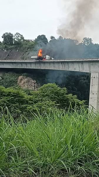 armadas_mexico's tweet photo. Personal #GuardiaNacional atiende Choque de un tractocamión acoplado a un semirremolque tipo tanque que transportaba 45 mil litros de combustible el cual resulto incendiado en la Carretera libramiento #Xalapa. https://t.co/wjHcK3ja1y