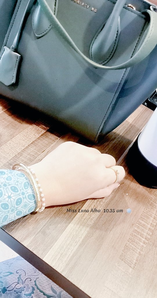 Katanya, jika do'a bukan sebuah permintaan, setidaknya itu adalah sebuah pengakuan atas kelemahan diri manusia di hadapan Tuhan-nya. 

Selamat pagi 🌿