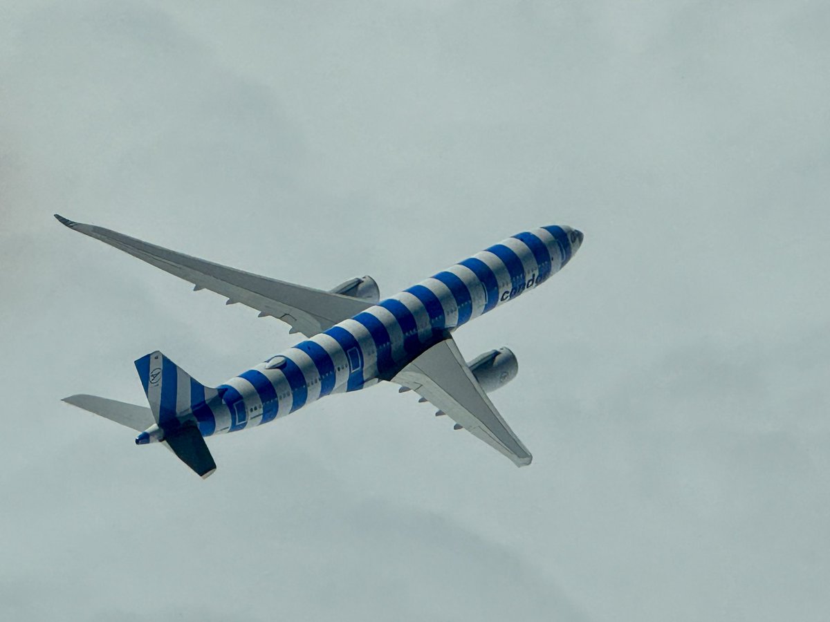 Ergens boven de Atlantische Oceaan.
300 meter onder ons deze mooie gestreepte Airbus van Condor.
Blijft altijd speciaal om te zien.
@condorairlines