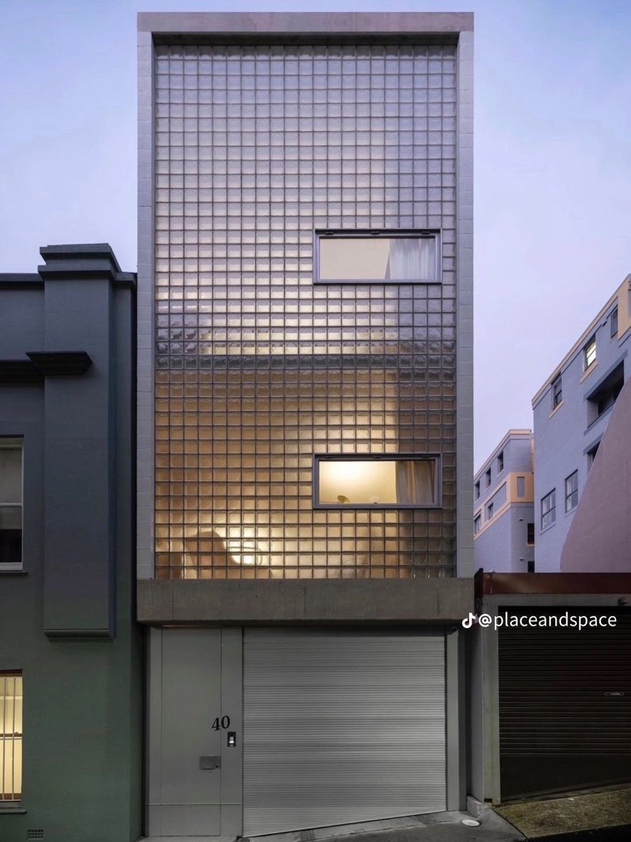 The Laneway Glass House by Brad Swartz Architect and Henry Wilson