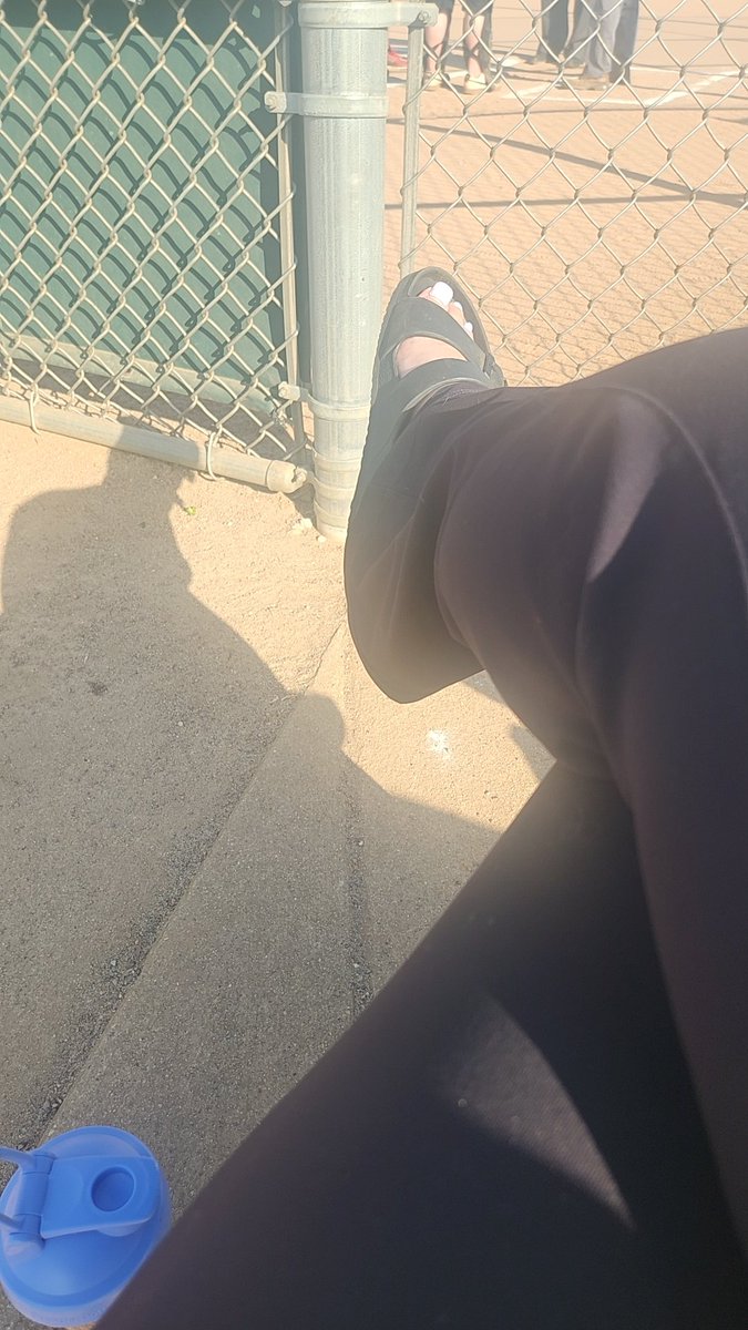 DakotaSeven7's tweet photo. Enjoying the last baseball game of the season! 🫶
#feetِ #Feet #sandals #summer #sunshine #feetseller #pedicure https://t.co/oZ9woJgUvG
