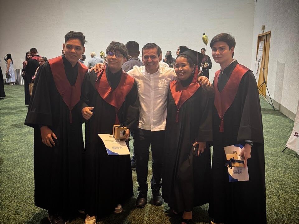 CesarBarbaD's tweet image. Estuvimos en la Prepa de Puerto Vallarta, donde tuve el honor de ser el padrino de la generación 2022B-2025A. Gracias a mis ahijadas y ahijados por esta bonita distinción. Han dado un gran paso y les deseo que sigan creciendo para tener una vida llena de felicidad y de logros.