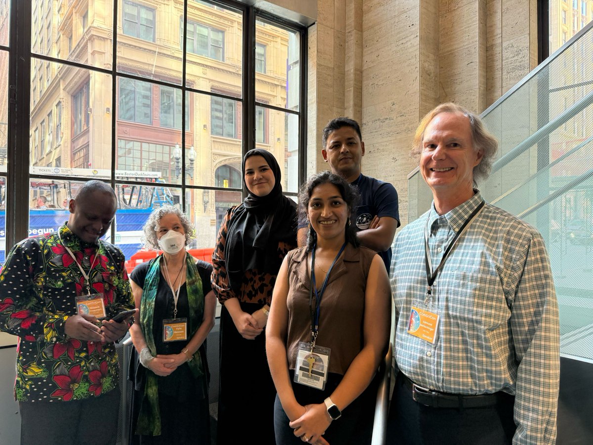 ComSciCon's tweet image. Day 2 programming continued with a talk and panel discussion about science diplomacy. Thank you to our speakers for your deep insight on involvement in science policy and advocacy and teaching us strategies to build bridges between local and international communities 🌎