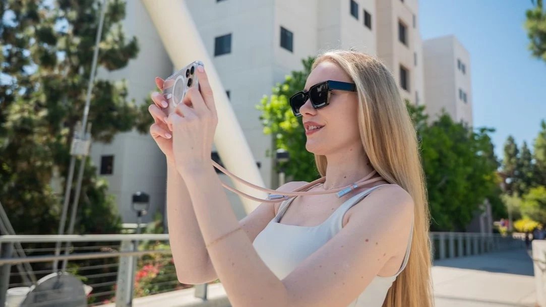 Clever phone lanyard is also a USB-C charging cable dlvr.it/TLxv4W