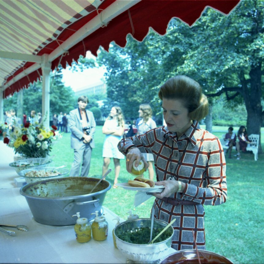 Ford_Library's tweet image. Happy #NationalHotdogDay! 🌭
First Lady Betty Ford topped her hot dog with mustard during a picnic lunch for White House and Executive Office Building staff on the South Lawn on September 19, 1974. WHP A0887-26A