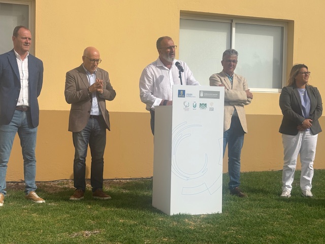 El Cabildo garantiza la continuidad de las labores de mejora paisajística de la comarca del Sureste

La alcaldesa de Ingenio asiste a la presentación del segundo Plan de Empleo para el adecentamiento de la zona entre el Aeropuerto y el Sur turístico

👉 acortar.link/32uXTG