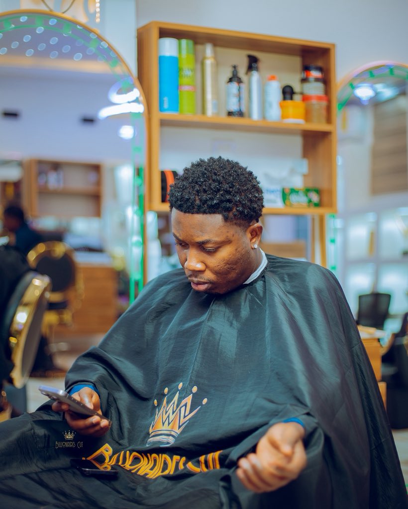BillionaireCut's tweet photo. Star Boy Maky looking fresh and Clean.⭐️😊🔥👌🏽

Call/WhatsApp +233544191868 for a swift response.

Follow, Like, Comment and Retweet.😊👌🏽

📸: @melqua_ 

#billionairecuts #shots  #fyp #explore #tapper #mencuts #menscut #bestbarbers #bestbarbershop https://t.co/VYvHcuYEJ6