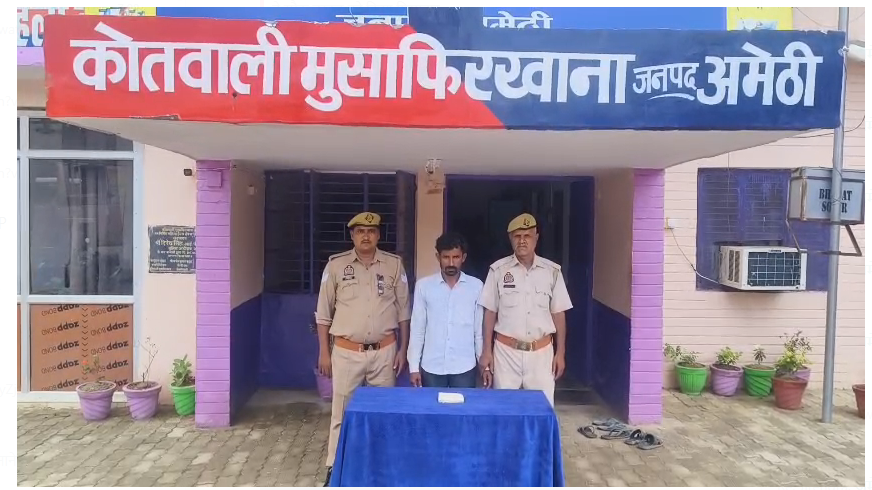 bstvlive's tweet photo. 🚨अमेठी : पुलिस ने स्मैक तस्कर को गिरफ्तार किया🚨

💰 5 लाख कीमत की 50 ग्राम स्मैक बरामद
🚓 पुलिस ने वाहन चेकिंग के दौरान अरेस्ट किया
🆔 गिरफ्तार अभियुक्त रायबरेली का रहने वाला है
⚖️ अभियुक्त पर कई जिलों में मुकदमे दर्ज हैं

#Amethi #DrugPeddlerArrested #SmackRecovery #UPPolice @amethipolice