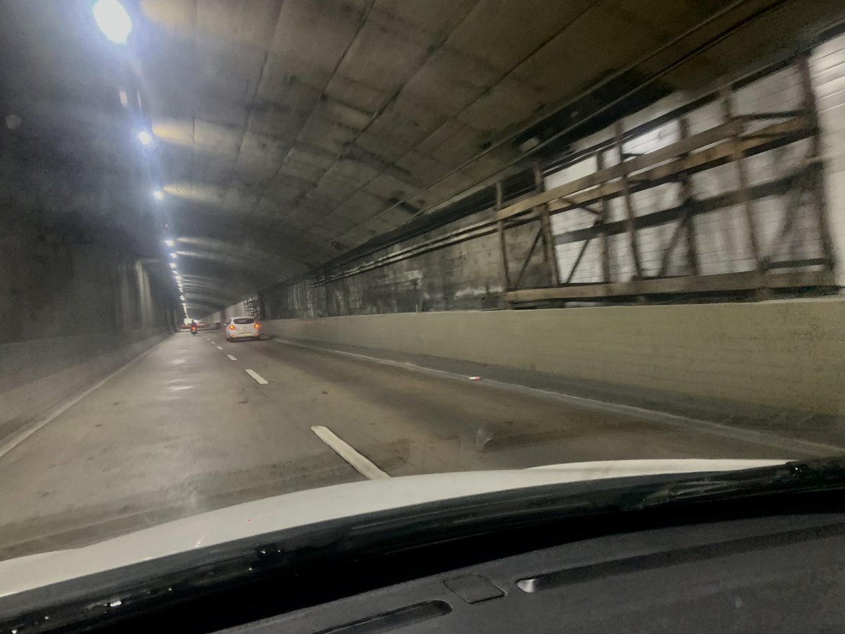 FilhoEtienne's tweet photo. @Prefeitura_Rio @eduardopaes Peço apoio para revisarem o teto do túnel Santa Bárbara sentido centro, pois depois que soltou parte do teto ainda não foi corrigido e as vezes as pessoas atravessam o mesmo andando na pista. https://t.co/NMLWH7WUi8
