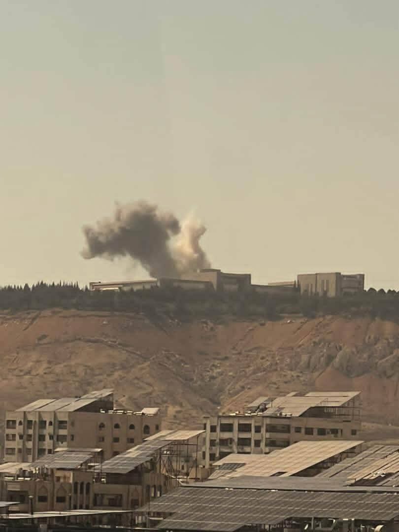 A7_Mirza's tweet image. 🇮🇱💥 Israeli regime warplanes bombed the Syrian Defense Ministry building, military facilities, and the area surrounding the Syrian presidential palace in Damascus.
👉 Local reports indicate that sporadic bombings of Damascus and its outskirts are ongoing.
#Syria #Israel