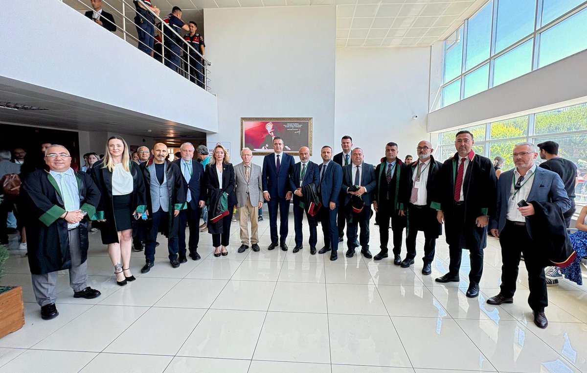 Gaziantep Barosu Başkanlığı olarak duruşmasına katıldığımız Silivri’de ki yargılamada sayın Ekrem İMAMOĞLUNA atılı hedef göstereme suçundan beraat kararı, hakaret ve tehdit suçundan ceza verildi.