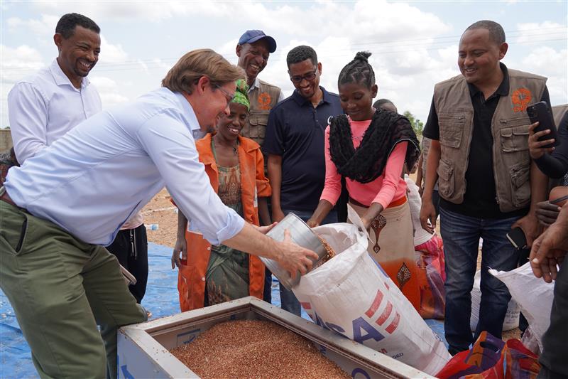 USEmbassyAddis's tweet image. On July 15, the U.S. officially transitioned its food assistance in Northern #Ethiopia from @WFP to JEOP, led by @CatholicRelief.
Over the past six months, U.S. funded food assistance has supported 1.2 million people across 52 woredas in #Afar, #Amhara, and #Tigray regions to…